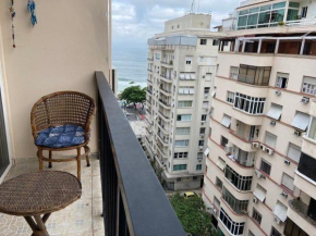Studio_Copacabana: varandinha com vista lateral mar
